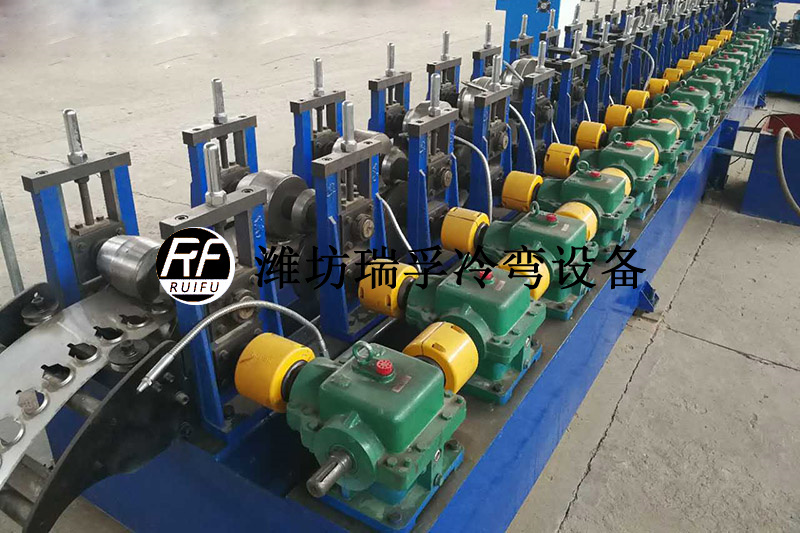 光熱發(fā)電型材設(shè)備 (11).jpg