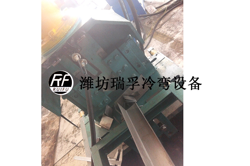 汽車(chē)型材設(shè)備 (2).jpg