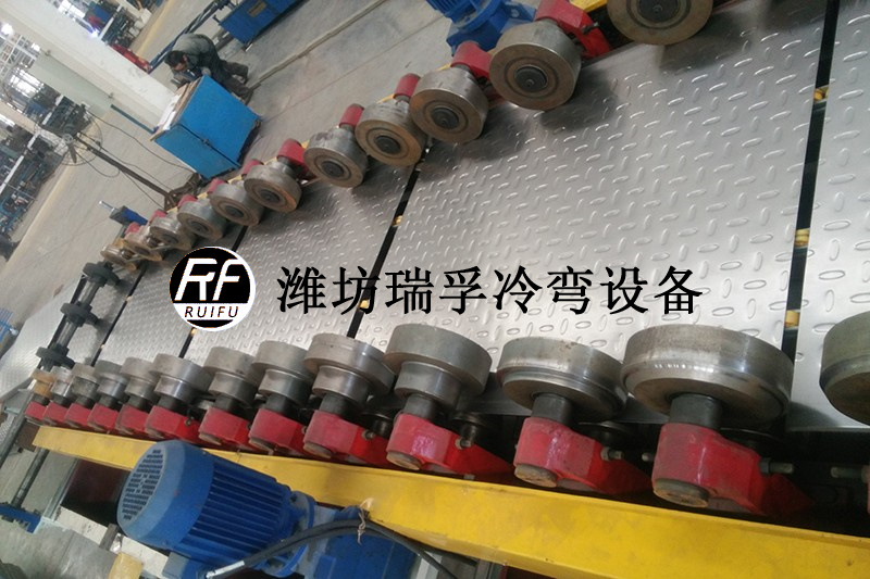 汽車底板設(shè)備 (2).jpg