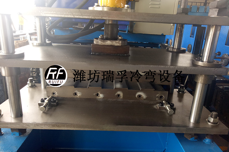 3節(jié)能橋架設備- 四波型.jpg