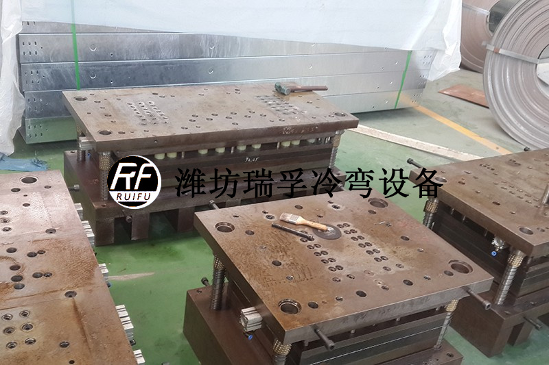 6 托盤式橋架設備—組合沖模.jpg
