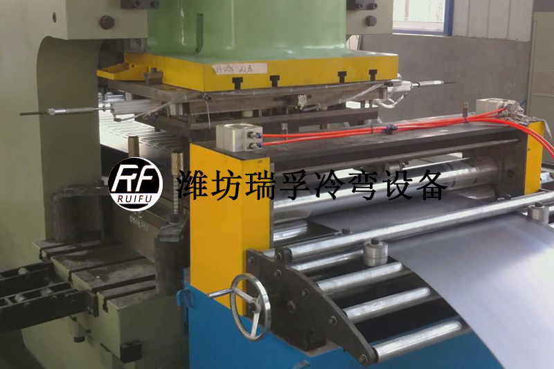1 托盤式電纜橋架設(shè)備—沖床沖壓.jpg