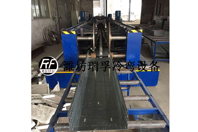 9電纜橋架設備—翻邊加強型.jpg