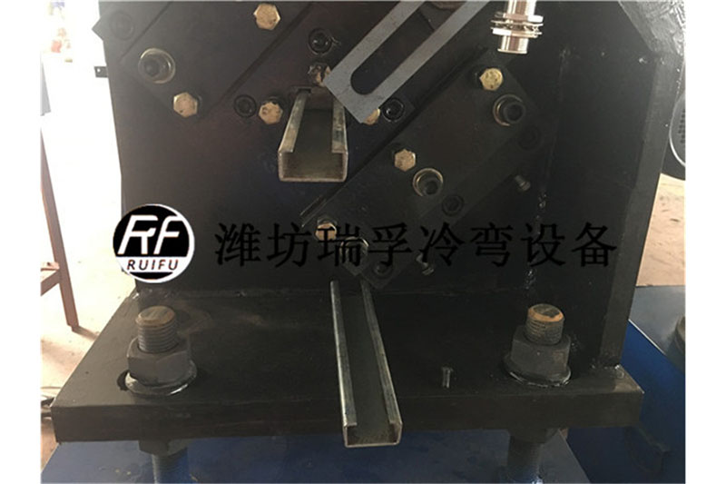 C型橫擔(dān)設(shè)備-40X20.jpg